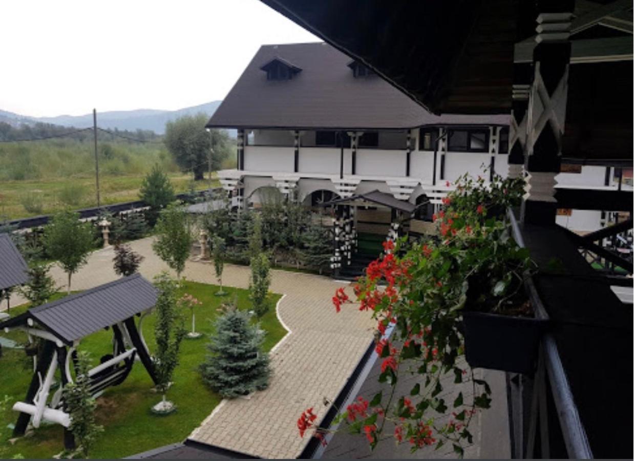 Hôtel Complex Lions Bucovina à Voroneț Extérieur photo